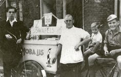 108728 Afbeelding van de heer Wim Jacobs rechts naast zijn MOBA-ijskar, waarschijnlijk in de Fruitbuurt te Utrecht.